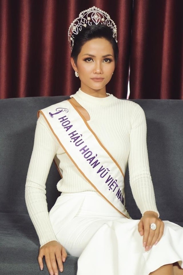 Những nhan sắc người dân tộc nổi bật nhất showbiz Việt - 14 Ngay sau khi đăng quang, dù vấp vào không ít tranh cãi nhưng H’hen Niê vẫn luôn tự tin và bình tĩnh đón nhận. Cô cho rằng mỗi người đều có những suy nghĩ cái đẹp riêng nên sẽ có những người thích và ghét cô, đó là điều tất yếu và những ý kiến chỉ ra khuyết điểm của mình cô sẽ nghe và cố gắng sửa đổi để ngày hoàn thiện hơn.