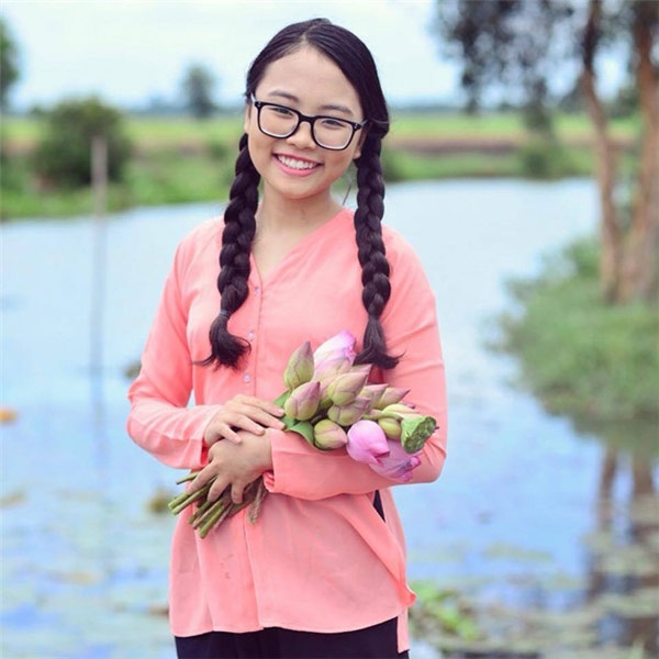 Những sao nhí “dậy thì” khiến người hâm mộ “quay lưng” - 6 “Cô bé dân ca” với tà áo dài bà ba luôn khiến người hâm mộ “tan chảy”. Cuộc sống của Phương Mỹ Chi ngày càng đầy đủ và tốt đẹp hơn khi em được khán giả trong nước và quốc tế yêu thích. Tuy nhiên, đi kèm với sự nổi tiếng ấy, Phương Mỹ Chi gặp phải nhiều thị phi, chỉ trích bởi quá trình “dậy thì” của em.