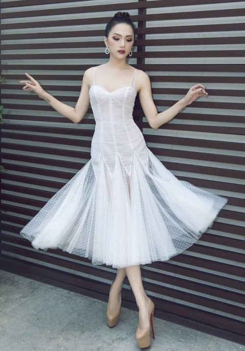 H'hen Niê, Hoàng Thuỳ, mặc đẹp nhất tuần; Elly Trần "hoá" thảm hoạ thời trang - 6 Hương Giang Idol diện đầm 2 dây, với chất liệu voan mỏng nhẹ như sương. Kiểu dáng ôm sát, đan xen những mảng voan xuyên thấu giúp người đẹp khoe trọn vóc dáng thon gọn và làn da trắng sứ nuột nà.