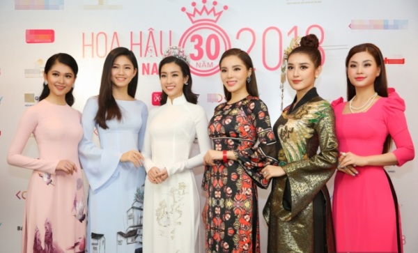 Lê Âu Ngân Anh đẹp đến ngỡ ngàng; Nam Em, Huyền My lọt top sao mặc xấu - 7 So với các hoa hậu, á hậu khác, nếu Diễm Trang (bìa phải) “lạc” 1 thì Huyền My phải “lạc” tới 10 vì trang phục chẳng ăn nhập vào đâu với sự kiện ngoại trừ điểm chung là… áo dài.
