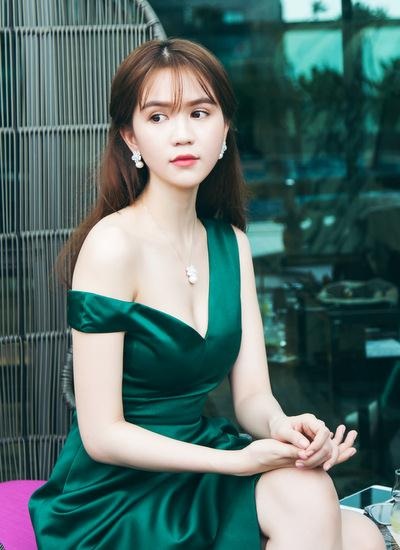 Trước những tin đồn, Ngọc Trinh không hề im lặng mà thừa nhận cô từng nhận được rất nhiều lời đề nghị để đi tiếp rượu cho các đại gia với giá vài trăm triệu là điều hoàn toàn bình thường. Nhưng cô khẳng định mình không bao giờ đồng ý bởi cho rằng việc nhận lời chẳng khác nào chấp nhận mình là gái.