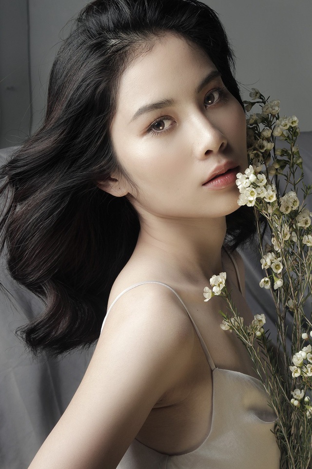 Trước khi trở thành quán quân của cuộc thi Người mẫu thời trang Việt Nam, Nam Anh vốn được biết đến là chị gái song sinh của Nam Em – Hoa khôi đồng bằng sông Cửu Long, người thứ 3 trong scandal tình ái với diễn viên hài Trường Giang “ồn ào” thời gian vừa qua.