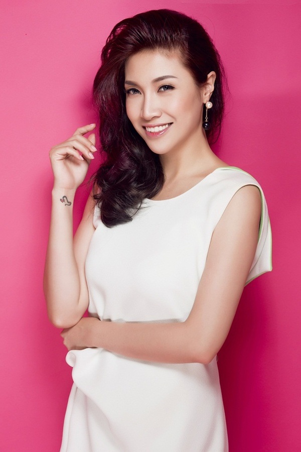 Nữ ca sĩ Pha Lê cũng từng gây sóng dư luận khi lên tiếng một bầu show gạ gẫm cô “vui vẻ một đêm”. Theo như tin nhắn mà nữ ca sĩ đăng tải trên trang cá nhân, người này mời show cô tham gia biểu diễn với mức cát-xê là 2.000 USD nhưng anh ta đồng ý trả gấp đôi với yêu cầu thêm “tiết mục hấp dẫn” thì bị cô từ chối.