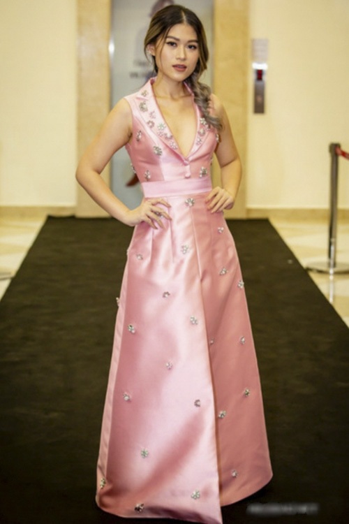 Tóc Tiên, Bảo Anh hở bạo gây tranh cãi, H’hen Niê lọt top sao xấu vì trang điểm - 7 Cùng tranh giải Cánh diều vàng năm nay với Lan Ngọc, tuy nhiên, có vẻ Ngọc Thanh Tâm cần đầu tư hơn về mảng trang phục. Diện bộ đầm hồng chất liệu khá cứng và ngột ngạt, nữ diễn viên gần như “chìm nghỉm” và hết sức thấp bé trong bộ cánh này.