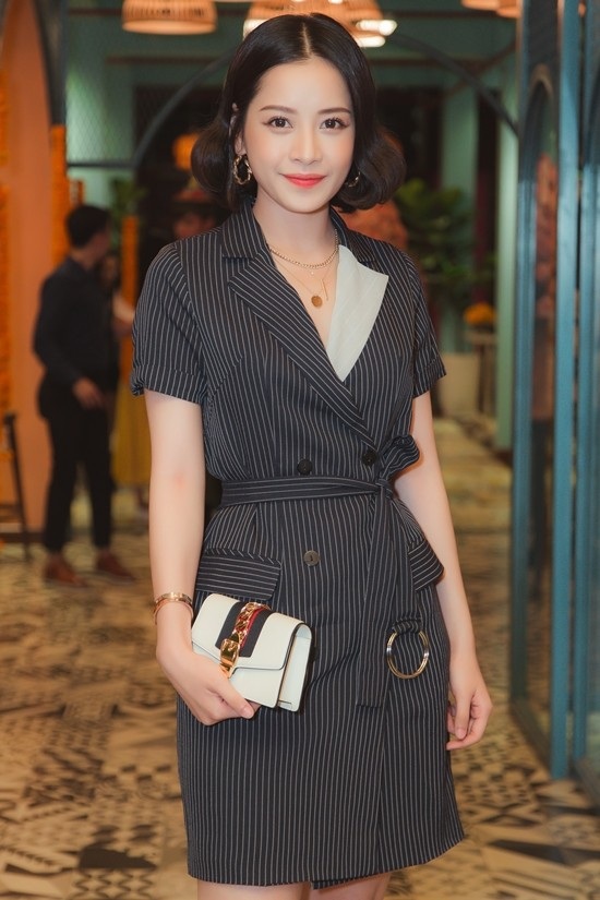 Kỳ Duyên hở bạo sau khi nâng ngực; Chi Pu diện trang phục già nua - 5 Phong độ của Chi Pu đang ở mức báo động khi cô nàng liên tục lọt top sao mặc xấu với những bộ cánh cực kì khó hiểu. Tuần qua, hotgirl gốc Hà thành diện bộ cánh như đầm công sở, đi cùng mái tóc cúp đuôi già dặn, trông không khác gì một quý bà.