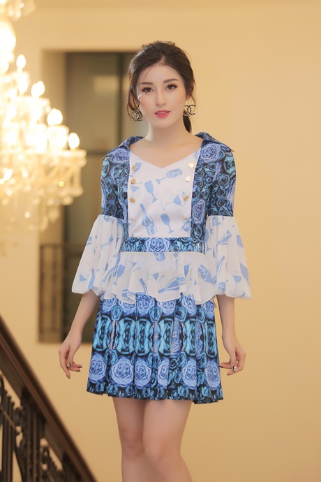 Kỳ Duyên hở bạo sau khi nâng ngực; Chi Pu diện trang phục già nua - 6 Huyền My diện bộ cánh với màu sắc, kiểu dáng, họa tiết… chẳng ăn nhập vào đâu, lại còn đi cùng với layout make up quá sức bánh bèo. Đặc biệt, phần tay “rũ rượi”, xếp li sến sẩm lại còn được in họa tiết như khăn picnic là điểm trừ lớn nhất của bộ cánh này.