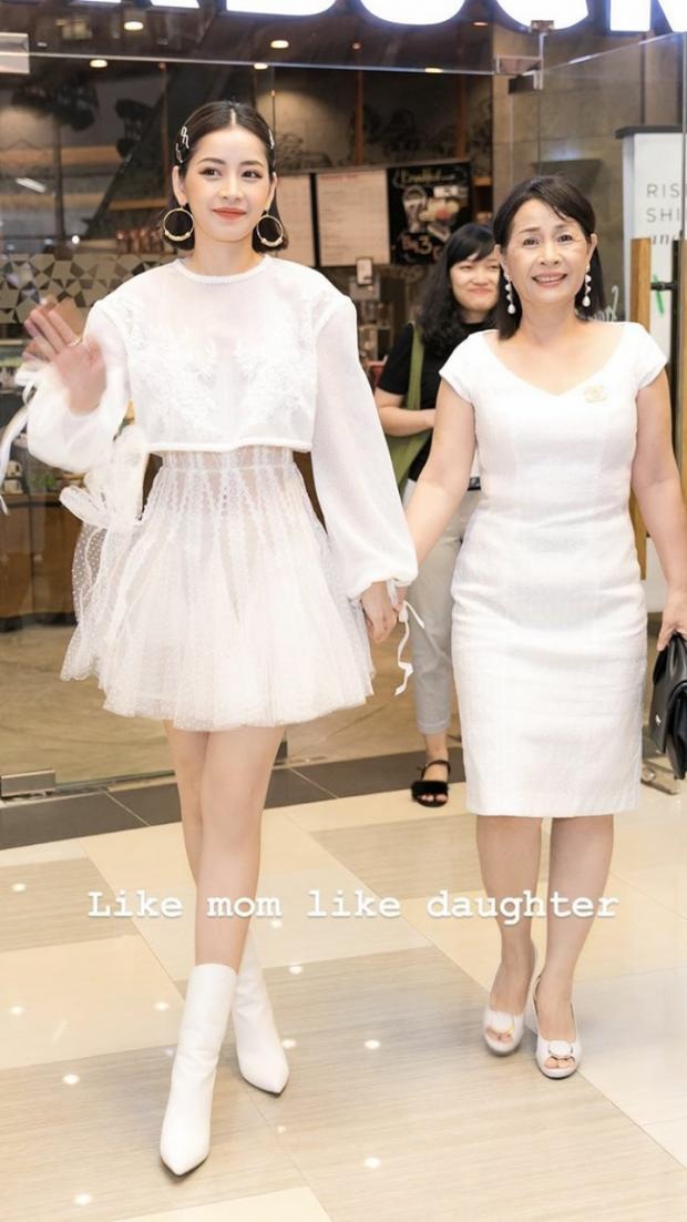 Angela Phương Trinh “hết nghiện” khoe da thịt khi diện váy “giấu” đường cong - 5 “Đoá hoa hồng” Chi Pu diện cây trắng kín đáo, nắm tay mẹ cùng dự sự kiện. Nữ ca sĩ làm tóc y hệt mẹ, tuy nhiên, cô nàng trang điểm tươi trẻ và sử dụng nhiều phụ kiện tinh nghịch cho tóc đúng với lứa tuổi của mình.