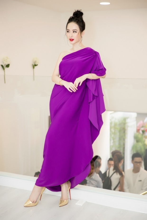 Angela Phương Trinh “hết nghiện” khoe da thịt khi diện váy “giấu” đường cong - 1 Angela Phương Trinh khiến khán giả bất ngờ vì bộ đầm đơn sắc “giấu” đường cong, kết hợp với mái tóc búi rối cực kì thanh lịch và nữ tính. “Bà mẹ nhí” trang điểm nhẹ, nhấn vào đôi môi đỏ rực hài hoà.