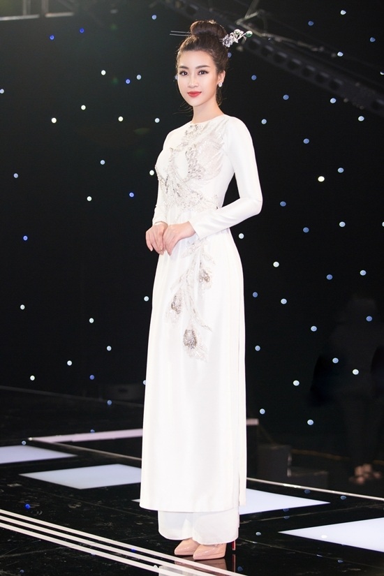 Angela Phương Trinh “hết nghiện” khoe da thịt khi diện váy “giấu” đường cong - 4 Đỗ Mỹ Linh diện áo dài họa tiết chim Phượng vô cùng tinh tế. Người đẹp búi tóc và cài trâm khiến khán giả liên tưởng đến bộ cánh “cổ trang” của Huyền My cách đây không lâu. Tuy nhiên, Đỗ Mỹ Linh lại biết tiết chế và chừng mực hơn Huyền My rất nhiều.
