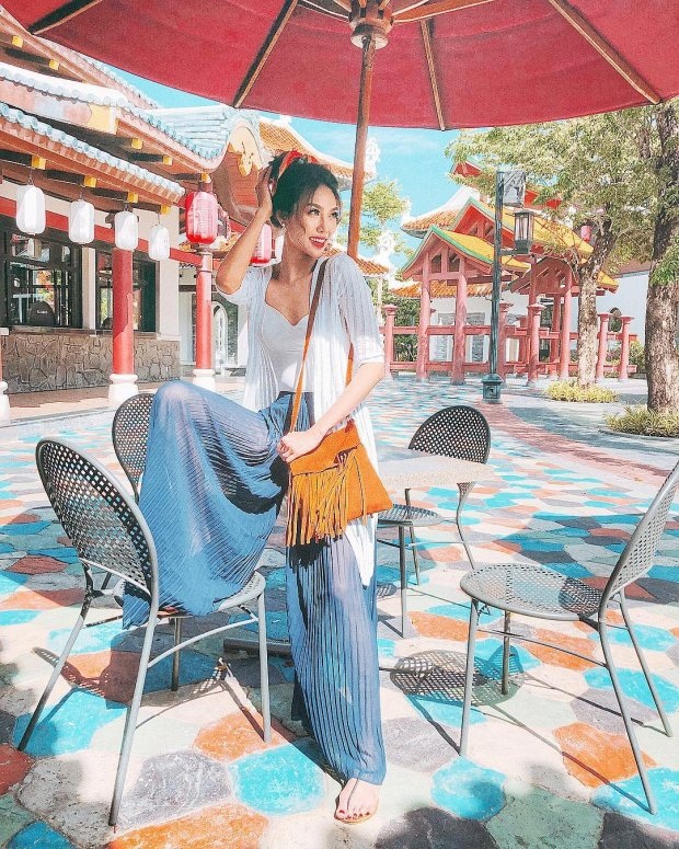 Angela Phương Trinh “hết nghiện” khoe da thịt khi diện váy “giấu” đường cong - 3 Nếu H’Hen Niê diện trang phục thu-đông thì Lan Khuê lại là một cô gái miền nhiệt đới. “Mợ Tư Thì” lựa chọn các items rất mùa hè, bao gồm quần voan ống rộng, áo 2 dây, băng đô màu sắc và túi tua rua.