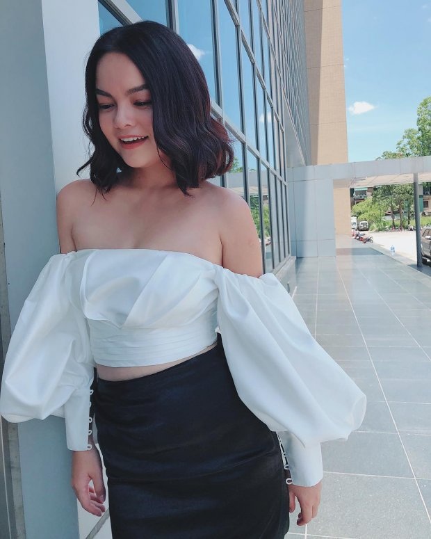 Angela Phương Trinh “hết nghiện” khoe da thịt khi diện váy “giấu” đường cong - 7 Phạm Quỳnh Anh vô cùng nữ tính khi diện áo bẹt vai tay bồng khoe phần cổ-vai thon thả, kết hợp cùng chân váy đen hết sức đơn giản.