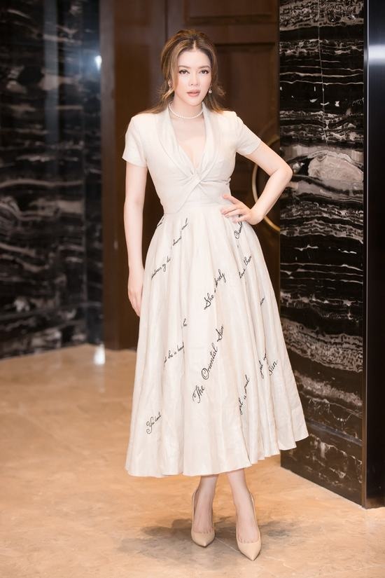Angela Phương Trinh “hết nghiện” khoe da thịt khi diện váy “giấu” đường cong - 8 Lý Nhã Kỳ diện đầm liền màu nude với hàng chữ in xéo vô cùng hợp mốt. Người đẹp trang điểm nhẹ, kết hợp cùng bộ phụ kiện hoa tai, vòng cổ thanh mảnh và sang trọng.