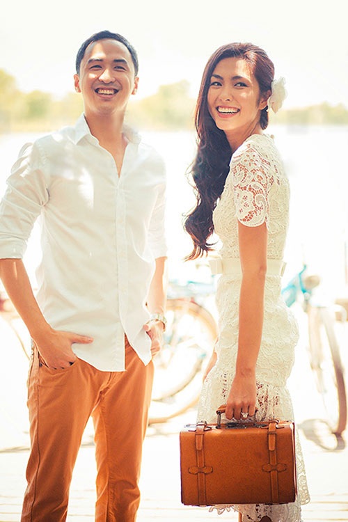 Những màn cầu hôn ấn tượng nhất của showbiz Việt - 10 Ảnh cưới đẹp như mơ của cặp đôi. Vậy là sau nhiều mối tình tai tiếng với Huy Khánh, Cường Đôla… Hà Tăng cuối cùng cũng tìm được một bến đỗ bình yên.