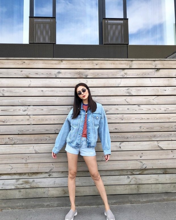 Sao Việt bất ngờ lăng-xê phong cách “kín cổng cao tường” - 7 Tăng Thanh Hà diện set đồ khỏe khắn với áo thun kẻ sọc, khoác jeans, quần short và giày lười đậm chất mùa hè. So với Phí Phương Anh, đàn chị Tăng Thanh Hà trông không “cứng” hơn là bao, nhìn vẫn rất trẻ trung, năng động.