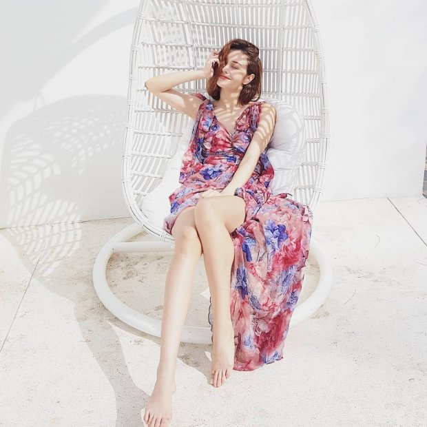 Sao Việt bất ngờ lăng-xê phong cách “kín cổng cao tường” - 8 MLee khoe chân thon trong thiết kế đầm xẻ tà bay bổng. Nữ ca sĩ chọn màu hồng-xanh nổi bật, vừa hợp mốt, mà cũng vừa tôn được làn da trắng.