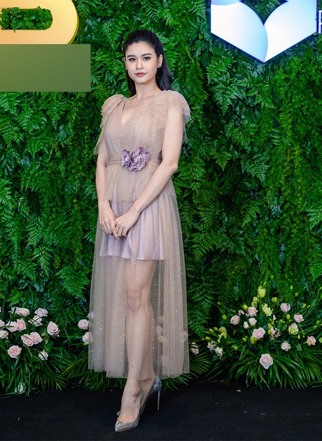 Sao Việt bất ngờ lăng-xê phong cách “kín cổng cao tường” - 10 Vắng bóng một thời gian khá dài, tuy nhiên, lần trở lại này của Trương Quỳnh Anh vẫn vậy, không có gì nổi bật. Người đẹp chọn đầm xuyên thấy với lớp lót lụa màu tím và thắt lưng hoa, cách trang điểm hơi cứng, không tự nhiên.