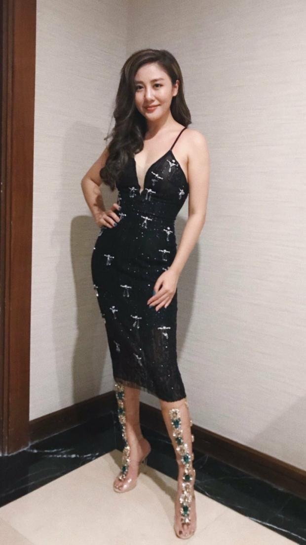 Hậu ồn ào cùng tình cũ, Văn Mai Hương ngày càng xinh đẹp - 1 Văn Mai Hương diện bộ đầm 2 dây bó sát khoe hình thể thon gọn. Người đẹp kết hợp cùng đôi boot PVC đính kết lạ mắt tạo hiệu ứng “ăn gian chiều cao”.