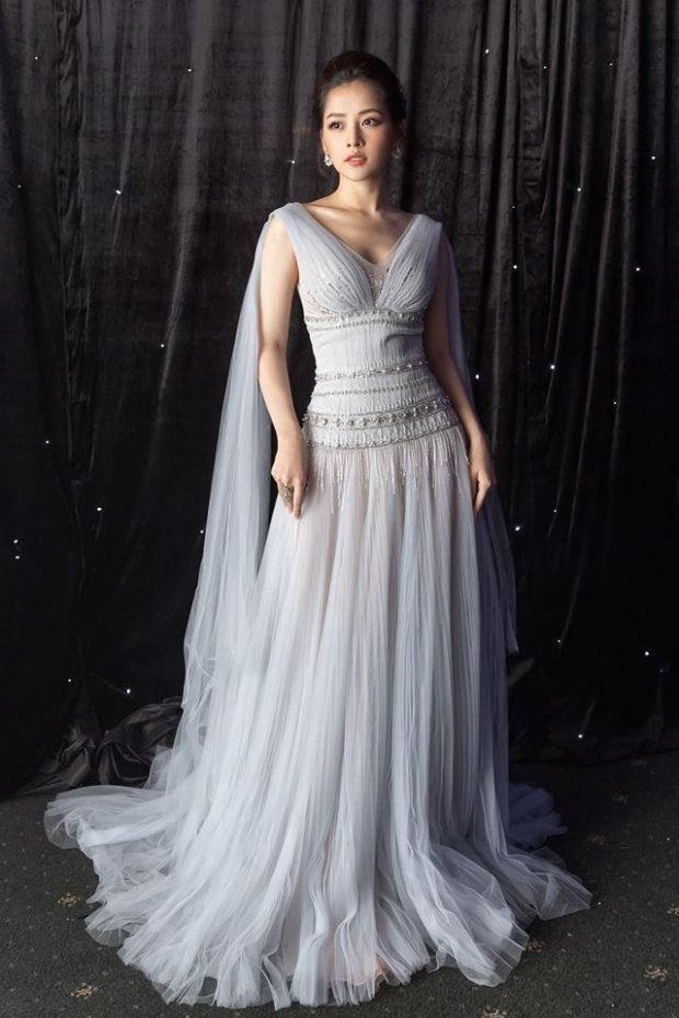 Hậu ồn ào cùng tình cũ, Văn Mai Hương ngày càng xinh đẹp - 2 Chi Pu gây thương nhớ với trang phục “tốn vải” được xếp lớp kì công, tỉ mỉ. Người đẹp chọn cách trang điểm tự nhiên, bới tóc gọn để tránh gây rối mắt.