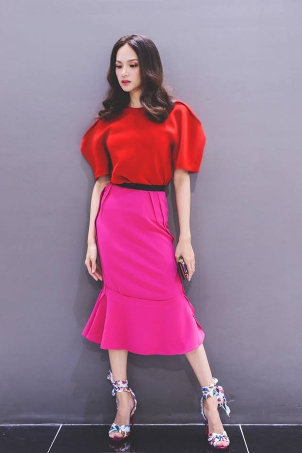 Bảo Anh gây ấn tượng khi thay trang phục táo bạo trên sân khấu - 10 Trong một sự kiện khác, người đẹp chuyển giới có cách chơi màu táo bạo khi kết hợp áo tay cừu đỏ và chân váy hồng tím, tuy rực rỡ nhưng lại rất hài hòa chứ không bị chói.