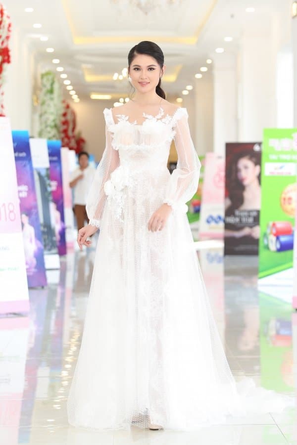 Hoàng Thuỳ đụng hàng “tóc Hồng Ngọc” 20 năm trước; Nhã Phương xuất hiện sau tin đồn bầu bí - 7 Á hậu Thùy Dung diện đầm ren nền nã, nhưng bộ cánh được nhiều người nhận xét là rườm rà và hơi sến, nhất là khi có quá nhiều bèo dún, mảng miếng xuyên thấu trên nền chất liệu ren vốn đã rối mắt.
