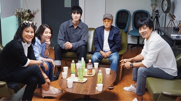 Sao nam "Giày thủy tinh"- Han Jae Suk sẽ là nam chính bên cạnh Lý Nhã Kỳ - 4 Đạo diễn Park Hee Jun cùng NSX, đồng đạo diễn Nguyễn Hoàng Hạnh Nhân trong buổi gặp mặt, ký kết hợp đồng phim Thiên đường với ngôi sao Han Jae Suk