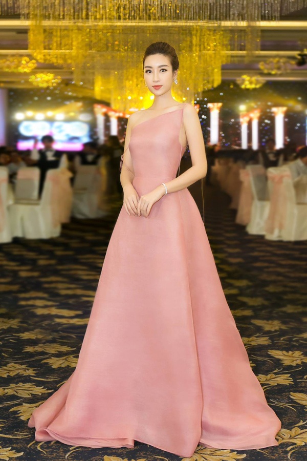 Đỗ Mỹ Linh xinh đẹp với thiết kế đơn giản màu hồng nude, chất liệu cũng như màu sắc đều rất hợp xu hướng. Sau khi cắt tóc ngắn, người đẹp gần đây đang có phong độ thời trang rất ổn định.