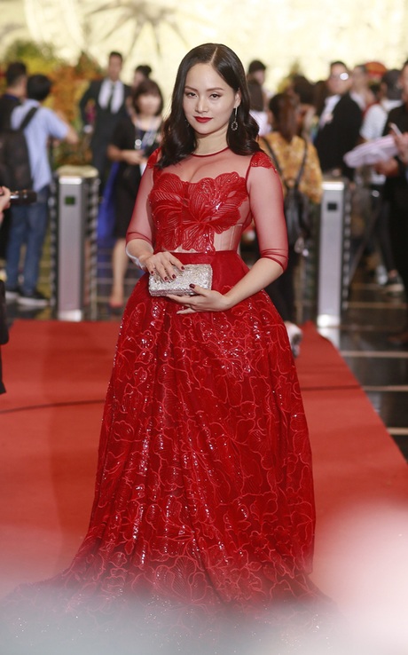 Vừa mới sinh con nên Lan Phương có thân hình hơi đẫy đà so với trước đây. Tuy nhiên, thay vì chọn những trang phục an toàn, nữ diễn viên lại quá táo bạo khi quyết định diện bộ đầm xuyên thấu, ôm sát và nâng đỡ vòng 1 quá đà.