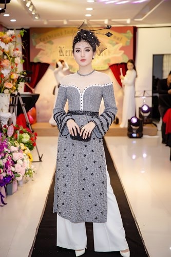 Nhã Phương xinh đẹp trong ngày cưới; Huyền My diện trang phục "cổ trang" - 2 Đây không phải lần đầu Huyền My bị chê vì cách phối đồ rườm rà, sến sẩm giống như phim cổ trang. Trong sự kiện gần nhất, người đẹp diện áo dài với kiểu dáng lỗi mốt, kết hợp cùng mạn ren và trâm cài.