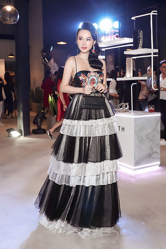 Nhã Phương xinh đẹp trong ngày cưới; Huyền My diện trang phục "cổ trang" - 5 Angela Phương Trinh gợi cảm với đầm 2 dây, tóc gợn sóng chải lệch khoe vai trần. Nữ diễn viên còn khéo léo kết hợp phụ kiện và họa tiết màu sắc để chiếc đầm trắng đen không bị nhàm chán.