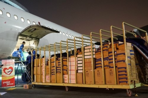 Vietjet khẩn trương hoạt động cứu trợ nạn nhân động đất - sóng thần Indonesia ngay trong đêm - 3 Đây là sáng kiến và hành động khẩn trương của cán bộ nhân viên Vietjet. Chỉ trong ba ngày từ sau thiên tai, lãnh đạo, nhân viên Vietjet đã hối hả tổ chức chuyến bay, thực hiện các công tác chuẩn bị kỹ thuật, hoàn tất các công tác xin cấp phép bay.