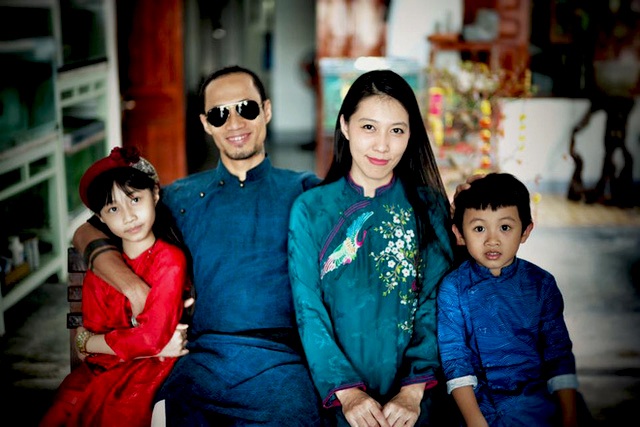 Cuộc đời nhiều biến động của dàn diễn viên “Mỹ nhân kế” sau 5 năm (Phần 2) - 9 Vợ chồng Phạm Anh Khoa, Thùy Trang cùng hai con Cào Cào và Châu Chấu. Đặc biệt, Châu Chấu khá quen thuộc với khán giả truyền hình khi cùng bố Khoa tham gia chương trình ‘Bố ơi, mình đi đâu thế” được phát sóng trên VTV3.