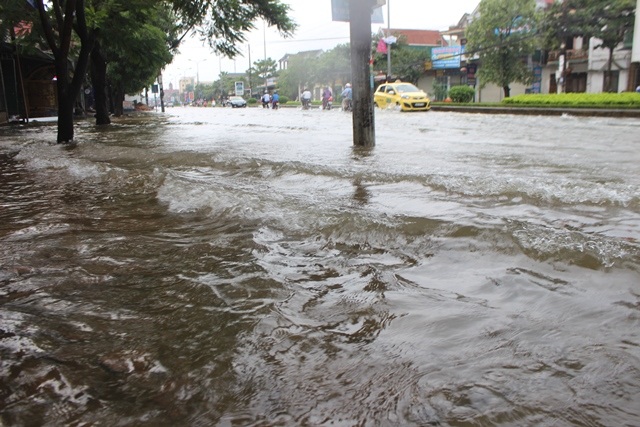 Quốc lộ ngập úng, dân phá dải phân cách khơi thông - 11