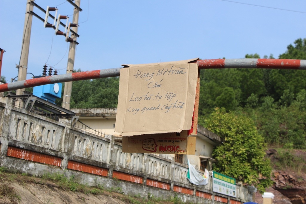 
Biển cảnh báo có cũng như không
