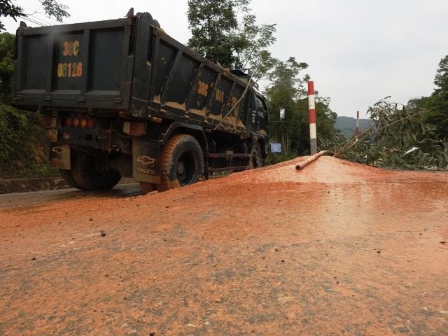 Phình lún bất thường trên QL15A - 7 Nhiều xe trọng tại lớn bị nghiêng khi qua lại