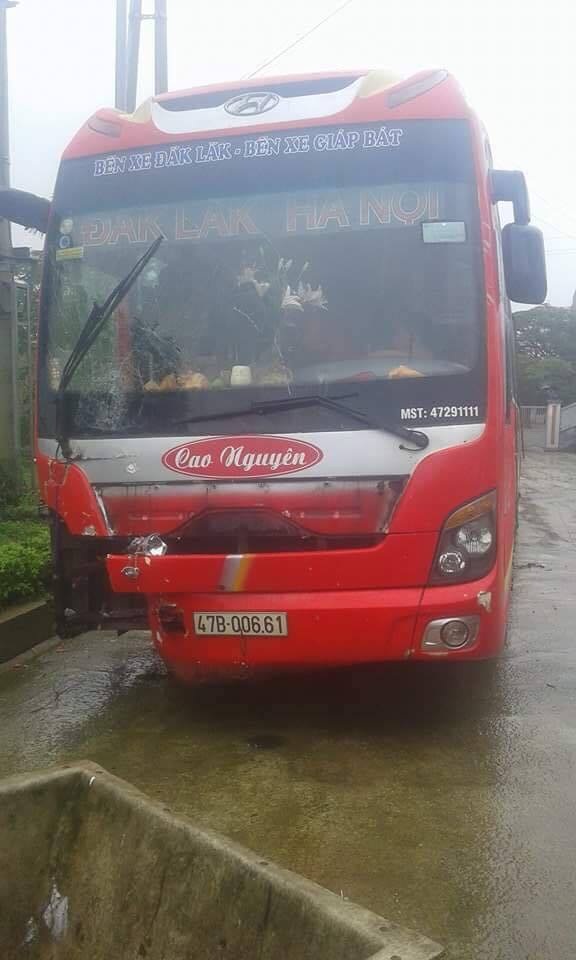 3 thanh niên cùng tử nạn sau cú tông xe khách - 2 1 phần đầu xe khách bị vỡ