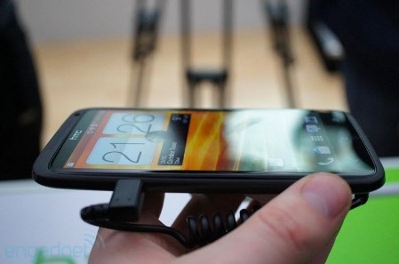 Ảnh thực tế smarphone lõi tứ HTC One X tại MWC - 4 Ảnh thực tế smarphone lõi tứ HTC One X tại MWC - 4
