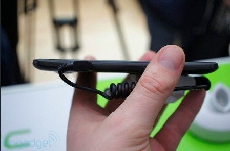 Ảnh thực tế smarphone lõi tứ HTC One X tại MWC - 10 Ảnh thực tế smarphone lõi tứ HTC One X tại MWC - 10