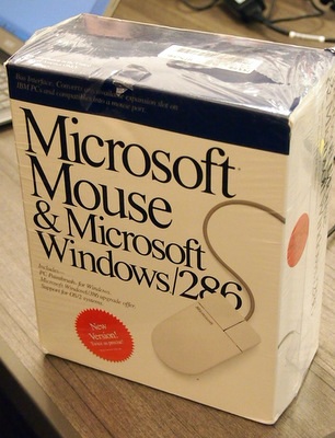 Ngó kệ bày phần cứng của đại gia phần mềm Microsoft