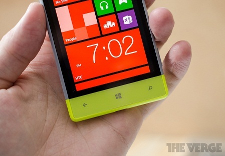 3 phím cảm ứng ở mặt trước với biểu tượng của Windows Phone 8 ngay chính giữa