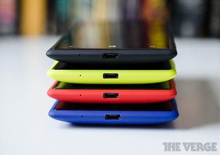 Windows Phone 8X có nhiều màu sắc khác nhau gồm đen, vàng, xanh và đỏ