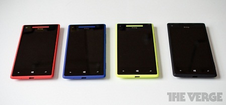 Windows Phone 8X có nhiều màu sắc khác nhau gồm đen, vàng, xanh và đỏ
