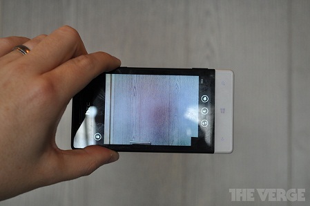 Máy được trang bị camera 5 megapixel hỗ trợ quay video HD 720p và không có camera phụ ở mặt trước