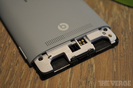 Máy có khe cắm thẻ nhớ micro SD và pin dung lượng cao 1.700 mAh