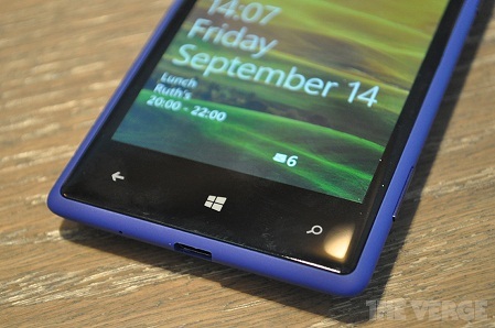 3 phím cảm ứng ở mặt trước với biểu tượng của Windows Phone 8 ngay chính giữa