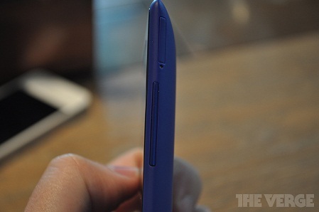 Máy có thiết kế nguyên khối với khay SIM được đặt ở cạnh máy