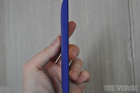 Cạnh bên trái không có nút bấm nào