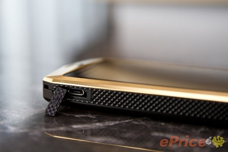 Chiêm ngưỡng smartphone "siêu xe" Aston Martin Aspire - 6 Cổng kết nối micro USB