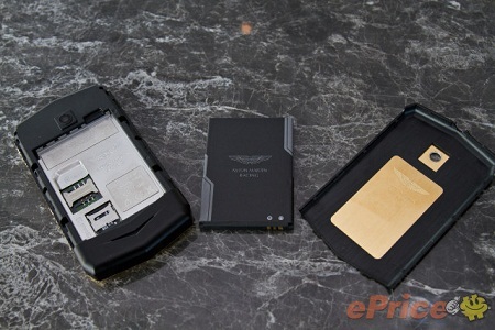 Chiêm ngưỡng smartphone "siêu xe" Aston Martin Aspire - 2 Nội thất bên trong máy