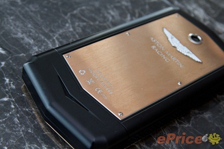 Chiêm ngưỡng smartphone "siêu xe" Aston Martin Aspire - 5 Mặt sau của máy