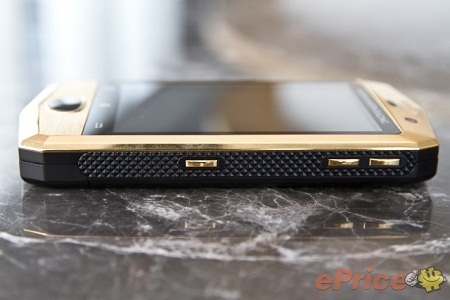 Chiêm ngưỡng smartphone "siêu xe" Aston Martin Aspire - 4 Máy được mạ vàng 24K
